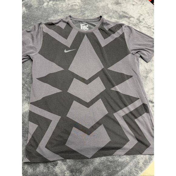 Grey and Black Nike Men’s Large Dri-Fit T-Shirt! - Picture 1 of 3